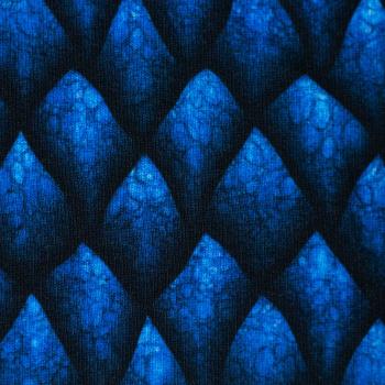 Preview: Davos Sweat Blau – Drachenschuppen Stoff angeraut, weicher Baumwoll‑Sweat für Hoodies & Kostüm
