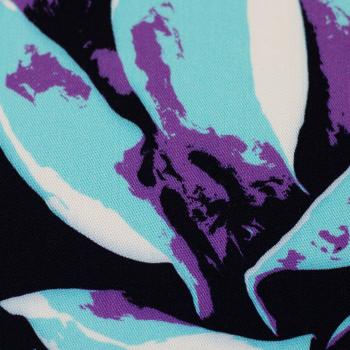 Viskose , streetartige Magnolienblüten Hellblau/Lila auf Schwarz
