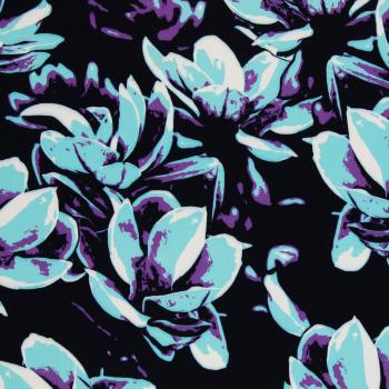 Viskose , streetartige Magnolienblüten Hellblau/Lila auf Schwarz