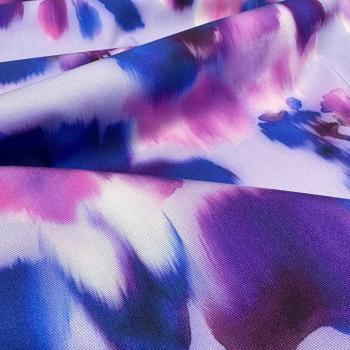 Viskose Twill – Fliederfarbener Stoff mit watercolor Blumendesign