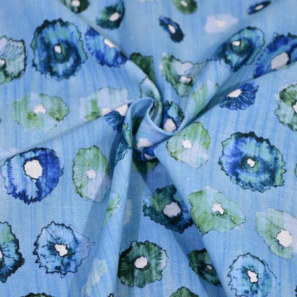 Baumwolle mit Leinenstruktur, aquarellierte  Blüten auf hellblau