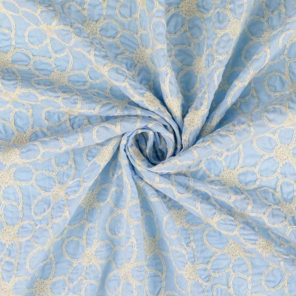 Baumwoll‑Voile Hellblau mit naturweißer Blüten‑Stickerei