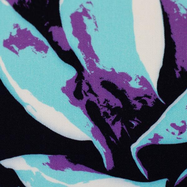 Viskose , streetartige Magnolienblüten Hellblau/Lila auf Schwarz