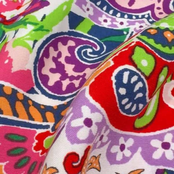 Farbenfrohe Viskose mit Blüten & Paisley